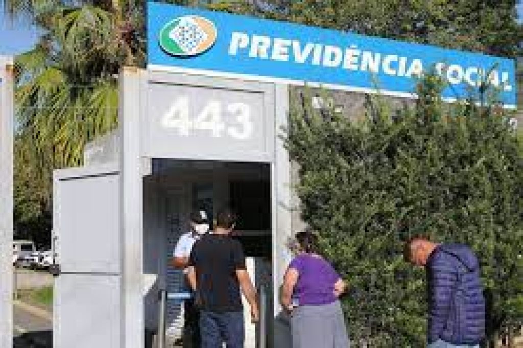 Governo vai antecipar 13º de aposentados e pensionistas