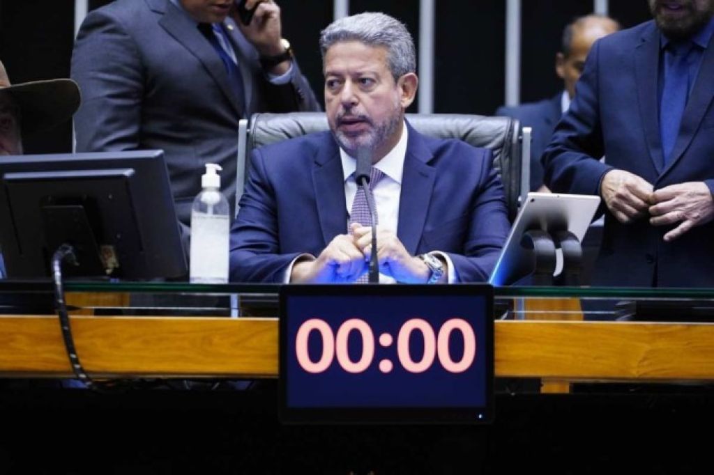 Arthur Lira sinaliza que pode votar correção do IR este ano