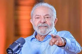 Presidente assina MP que tarifa super-ricos e envia projeto para tributar capital de brasileiros em paraísos fiscais