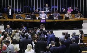 Câmara aprova urgência para projeto que prevê limites a juros do cartão de crédito