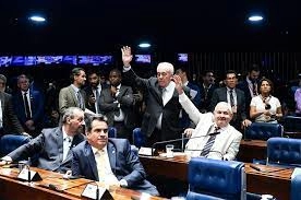 Aprovada tributação de fundos exclusivos e ‘offshores’; texto vai à sanção