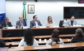 Professores defendem proposta que isenta categoria de Imposto de Renda