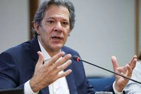 Haddad descarta elevar IOF para conter saída de dólares