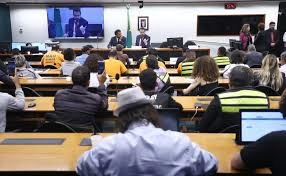 Governo e oposição se unem para superar precarização no trabalho dos entregadores de aplicativo