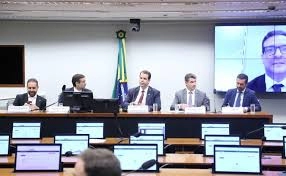 Restaurantes dizem que taxas do iFood elevam seus custos e encarecem a comida