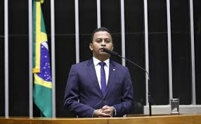 Comissão aprova proposta que permite deduzir aparelho auditivo do Imposto de Renda 24 de abril de 2025