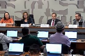 Debatedores defendem novas regras para motoristas e entregadores de aplicativos