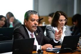 Aprovado incentivo à inclusão de mulheres acima de 50 anos no mercado de trabalho