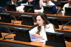 CMO aprova autorização permanente para governo reduzir IR