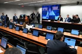 Comissão de Orçamento aprova permissão para governo reduzir Imposto de Renda por tempo indeterminado