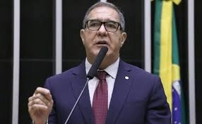 Projeto libera funcionamento de comércio aos domingos e feriados