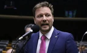 Projeto prevê isenção fiscal para empresas que ajudarem na reconstrução pós-desastre