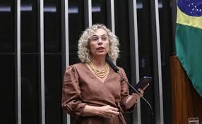 Comissão aprova ampliação da licença-paternidade para pais de bebês prematuros