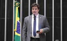 Comissão aprova regras para uso de IA no ambiente de trabalho