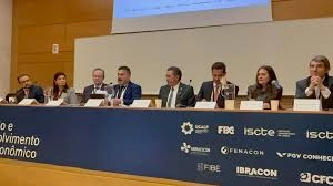 Fenacon reforça protagonismo internacional com mediação de Daniel Coêlho em painel estratégico no Summit Lisboa