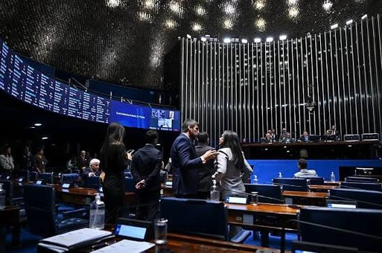 Prorrogados prazos de MPs da taxa das blusinhas e de subsídio a combustíveis
