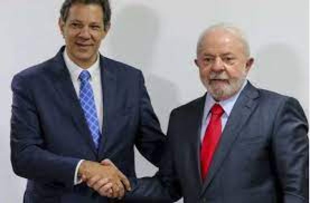 Lula quer isentar do IR em 2023 quem recebe até 2 salários mínimos