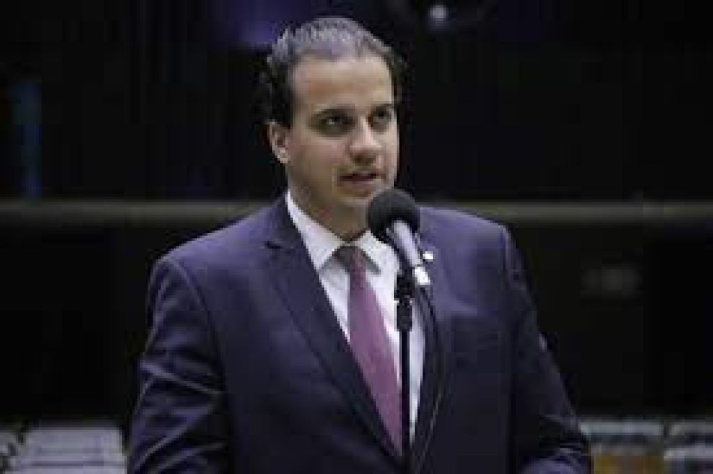 Projeto amplia a duração de estágio de estudantes