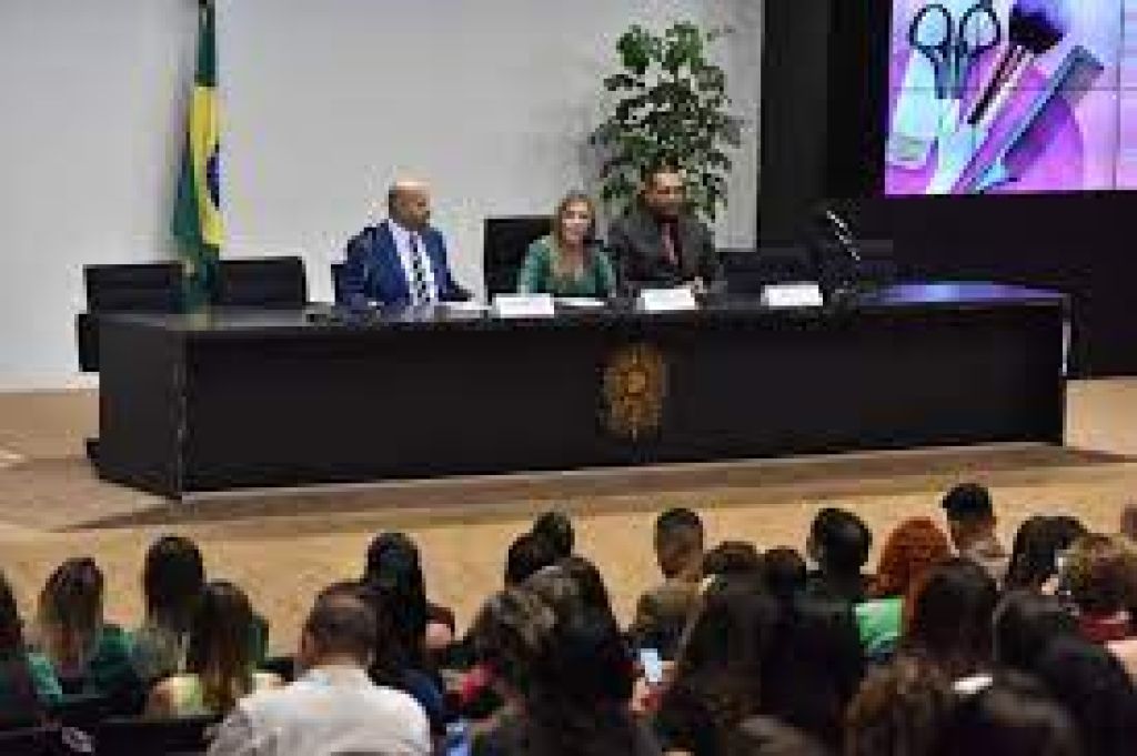Profissionais da beleza defendem projeto de lei que permite formalização do setor