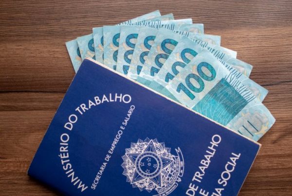 Bolsonaro diz que governo vai prorrogar desoneração da folha de pagamento por dois anos