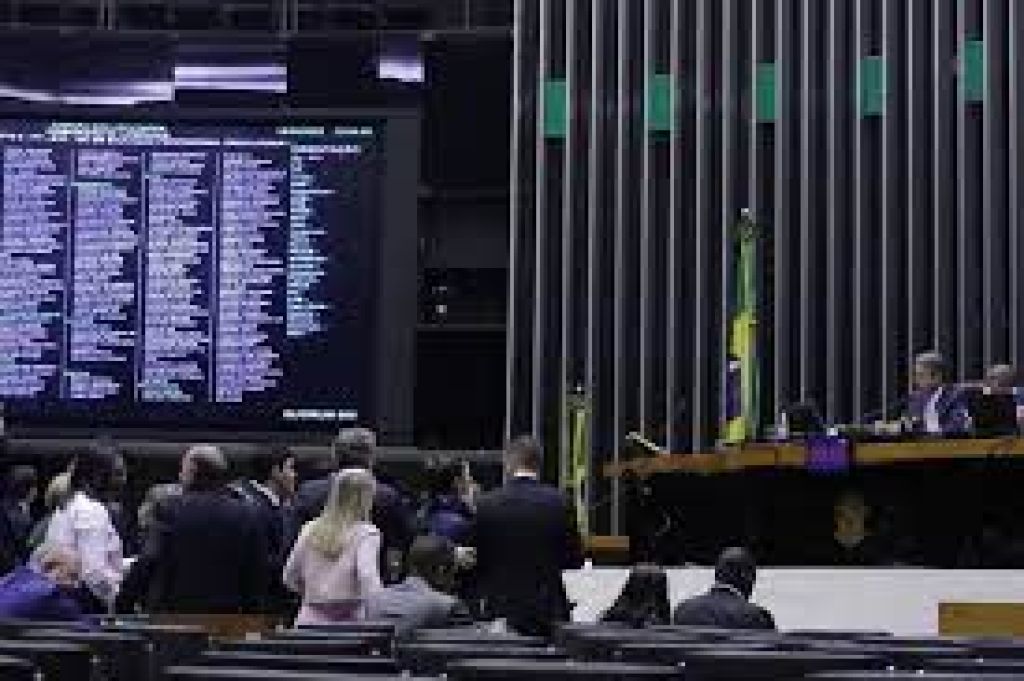 Câmara pode votar na terça-feira projeto que limita alíquotas de tributos sobre energia e combustíveis