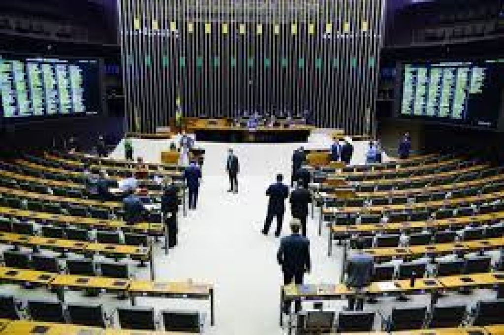 Câmara aprova MP que ajusta créditos tributários para produtores e vendedores de combustíveis