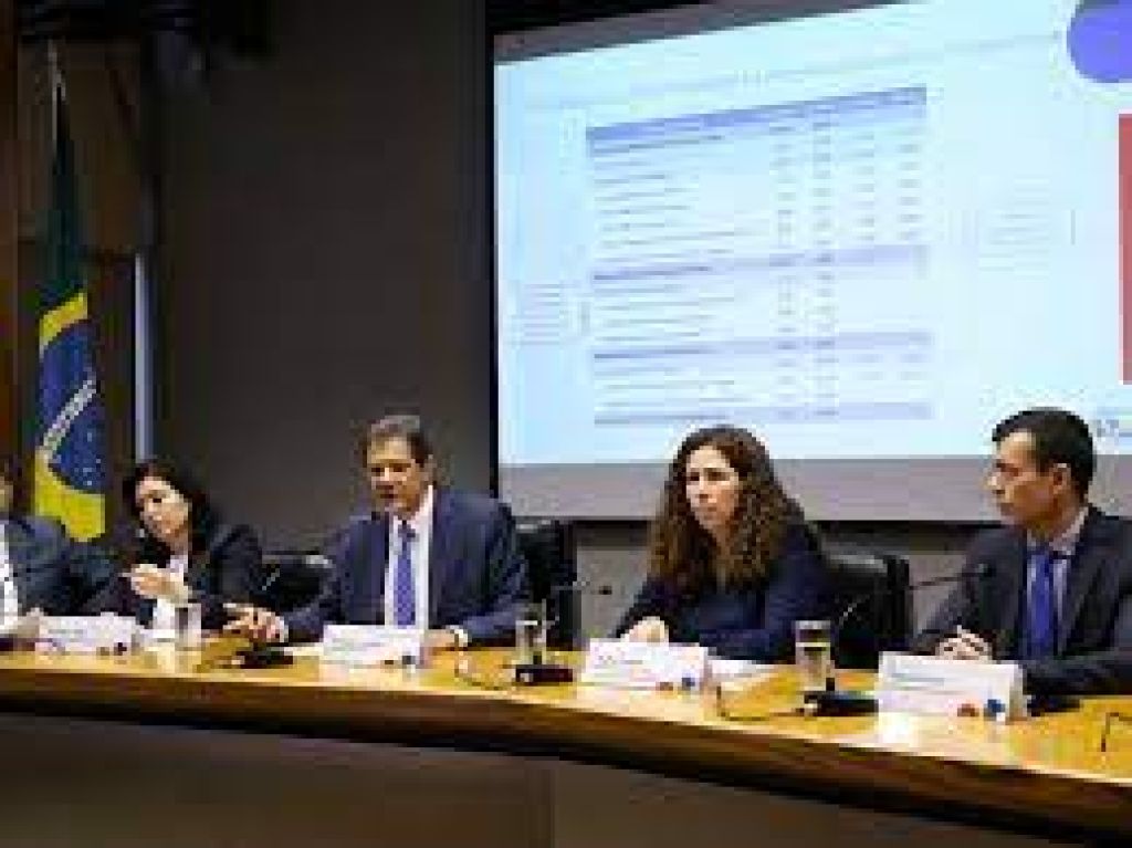 Haddad anuncia pacote de R$ 242,7 bi para melhorar contas públicas