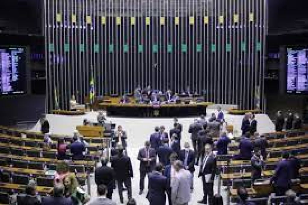 Câmara aprova projeto que limita alíquotas sobre combustível e energia