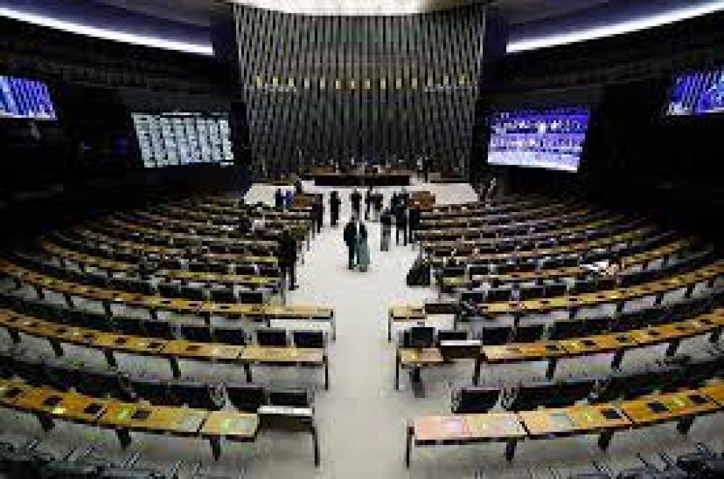 Projeto classifica combustíveis e energia como itens essenciais para limitar tributação