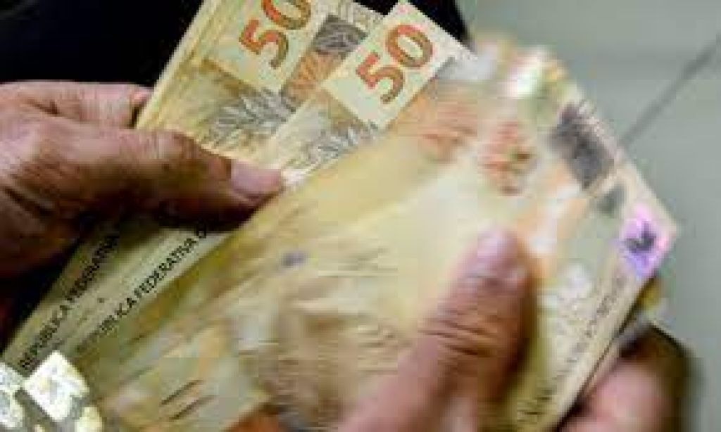 Lula confirma aumento do salário mínimo para R$ 1.320 em maio